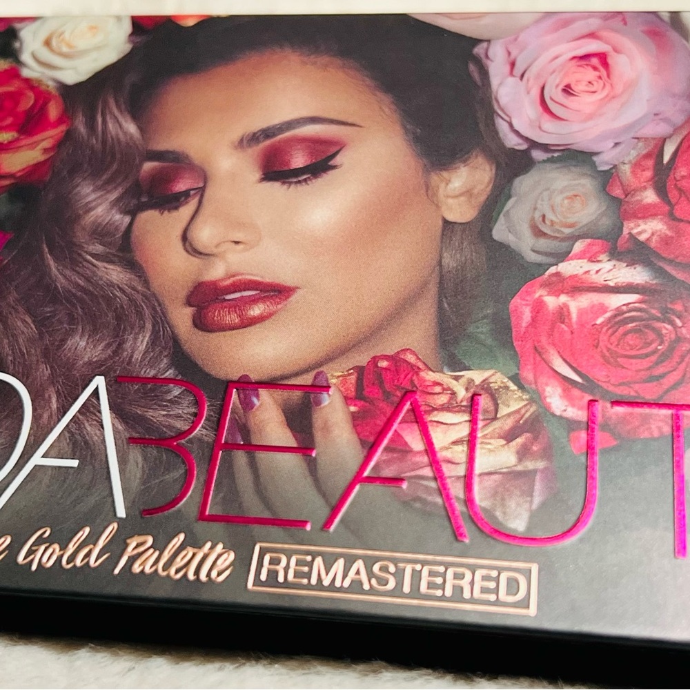 HUDA BEAUTY Pink and Red Eyeshadow Palette Vibrant Glamour